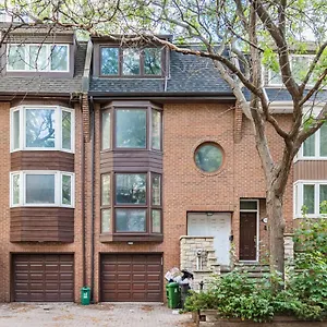 Beautiful In Downtown Core Close To Subway Station! , Toronto Canada